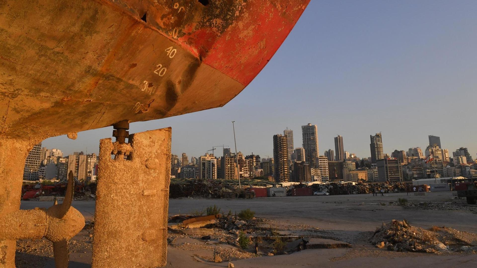 Blick auf den zerstörten Hafen von Beirut, im Vordergrund ein Schiffswrack