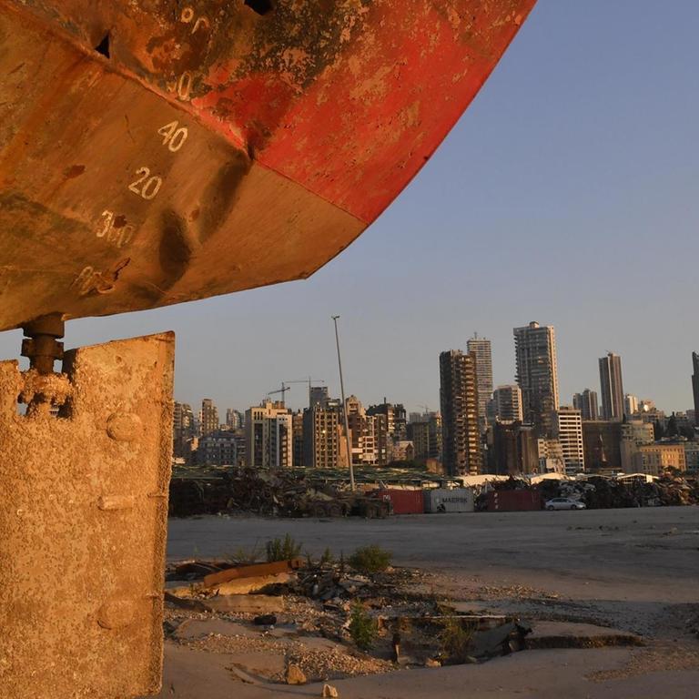 Blick auf den zerstörten Hafen von Beirut, im Vordergrund ein Schiffswrack