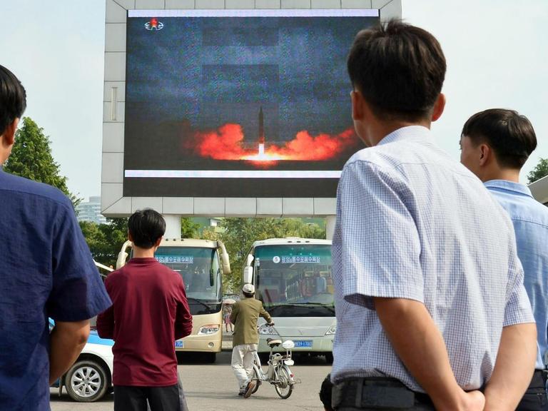 Nordkoreaner sehen auf einem riesigen Bildschirm in der Hauptstadt Pjöngjang die Nachrichten über den jüngsten Atomwaffentest ihres Landes