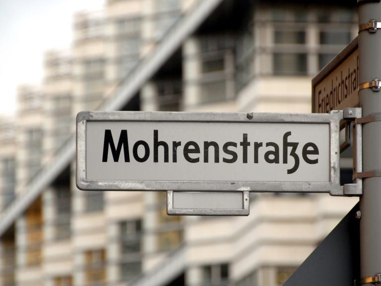 Das Schild der Mohrenstraße in Berlin-Mitte: Hier ist unter anderem das Bundesjustizministerium ansässig. Die Straße erhielt um 1700 ihren Namen nach den hier einquartierten "Mohren", die Friedrich Wilhelm I., König in Preußen aus den Niederlanden als Geschenk bekommen hatte und zu Militärmusikern ausbilden ließ.
