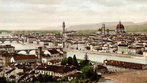 Bunte Postkarte mit Blick von einer Anhöhe auf das am Fluss gelegene Florenz um 1890.