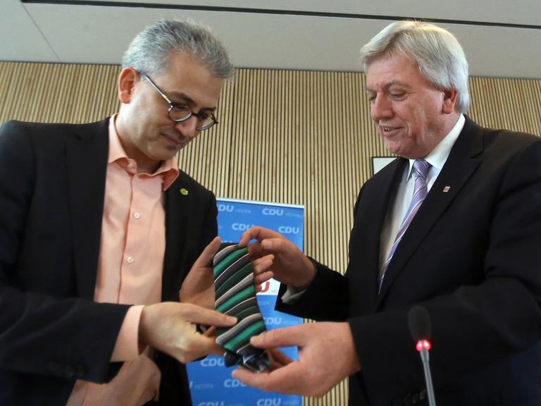 Hessens Grünen-Chef Al-Wazir (li.) mit Ministerpräsident Bouffier