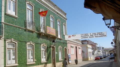 Die PCP, die Kommunistische Partei Portugals, ist unverändert eine wichtige politische Kraft und selbst in kleinen Orten öffentlich präsent. Hier das Parteihaus in Tavira, einer Kleinstadt an der östlichen Algarve.