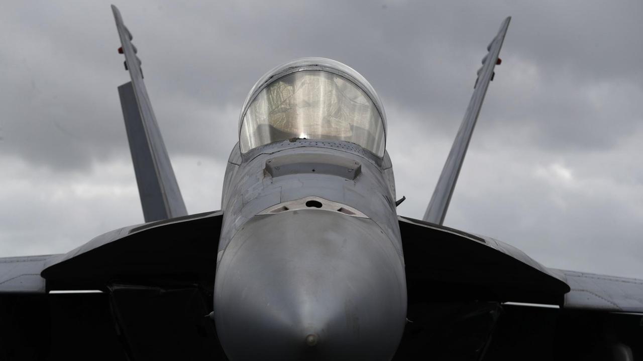 Ein F-18 Kampfflugzeug steht auf dem Flugzeugträger USS George H.W. Bush in Großbritannien.