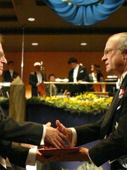 Das Archivbild zeige den Psychologen und Wirtschaftswissenschaftler Daniel Kahneman (links). Am 10.12.2002 nahm er in Stockholm von König Carl Gustaf von Schweden den Nobelpreis für Wirtschaftswissenschaften entgegen.