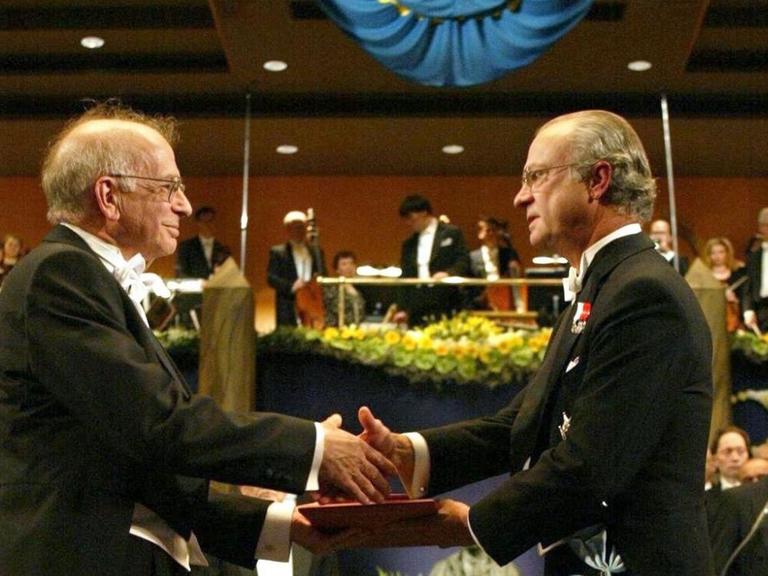 Das Archivbild zeige den Psychologen und Wirtschaftswissenschaftler Daniel Kahneman (links). Am 10.12.2002 nahm er in Stockholm von König Carl Gustaf von Schweden den Nobelpreis für Wirtschaftswissenschaften entgegen.