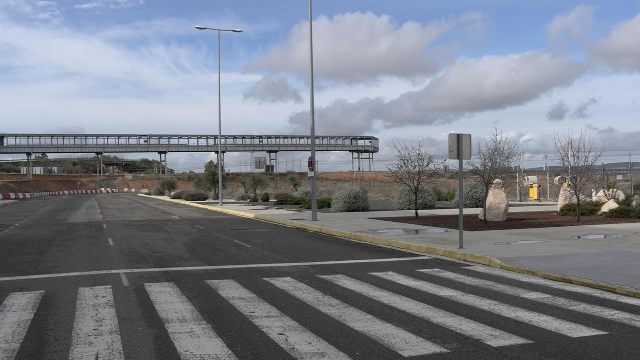 Der Zug nach Nirgendwo - Umsteigebrücke zum AVE am Flughafen Ciudad Real endet im Nichts.