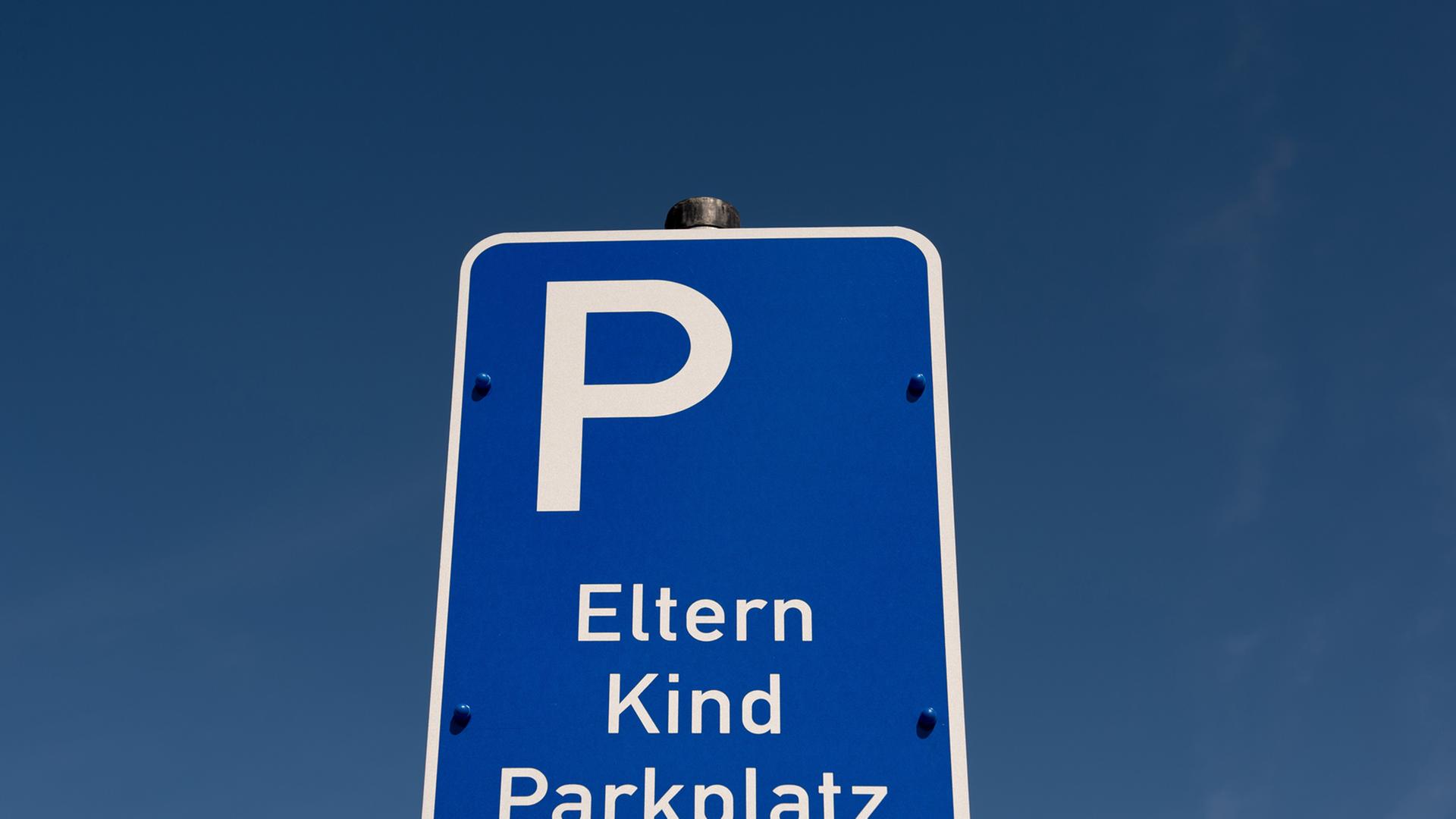 Ein Schild weist auf einen Eltern-Kind Parkplatz hin, aufgenommen am 12.04.2014 in Walsrode (Niedersachsen).