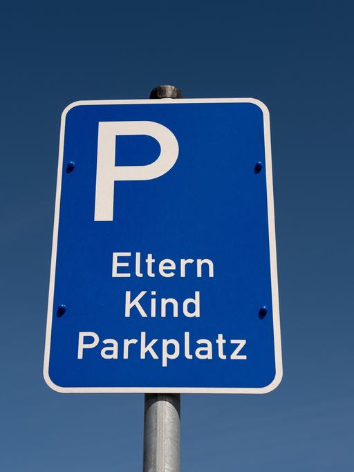 Ein Schild weist auf einen Eltern-Kind Parkplatz hin, aufgenommen am 12.04.2014 in Walsrode (Niedersachsen).
