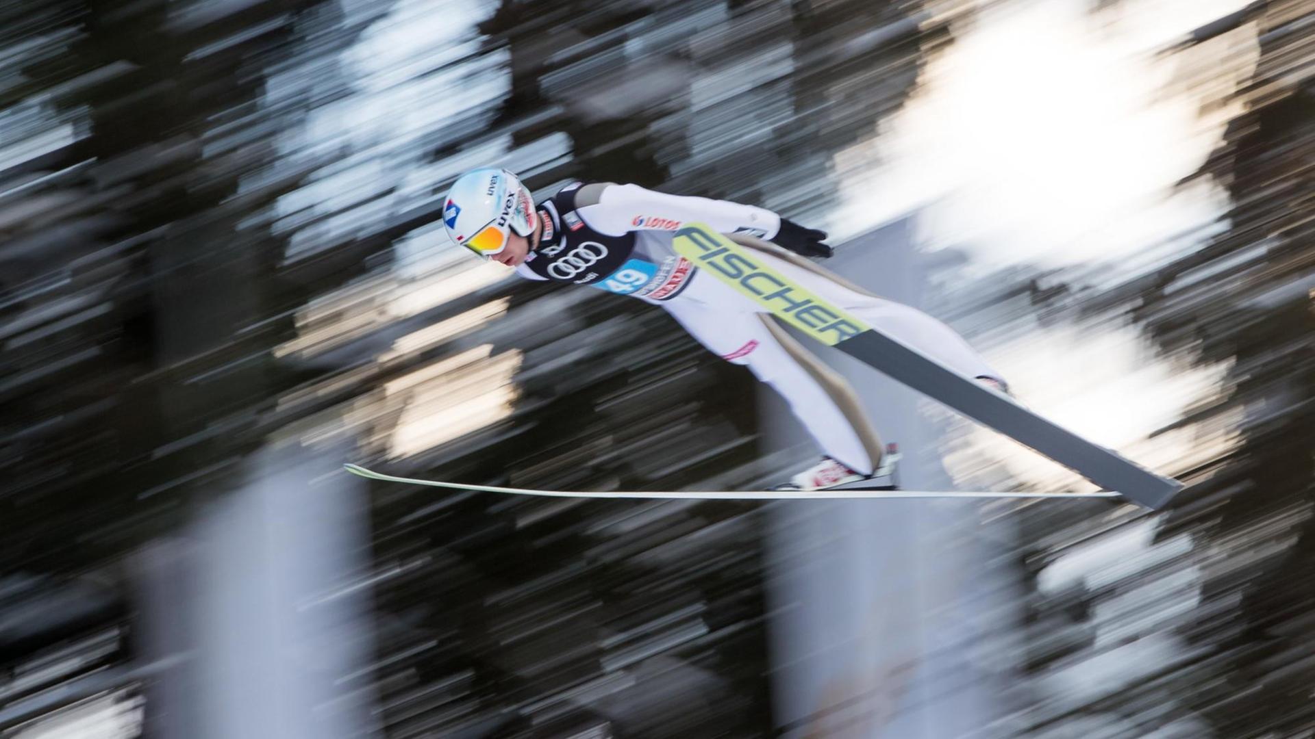 Der Skispringer Kamil Stoch (Polen) beim Sprung von der Bergisel-Schnaze in Bischofshofen, den Körper gestreckt vornüber gebeugt, die Ski in V-Stellung