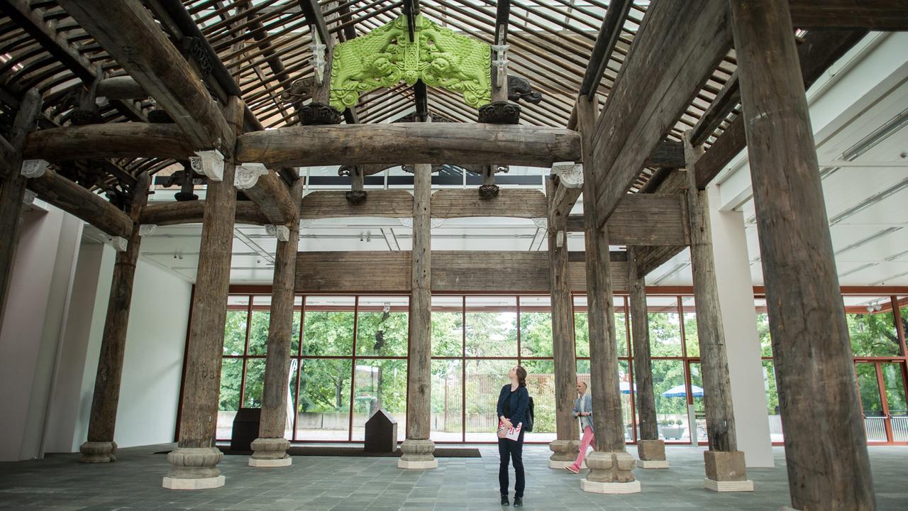 Besucher der Ausstellung "Ai Weiwei translocation - transformation" im 21er Haus in Wien betrachten die Installation "Ahnenhaus der Wang Familie".