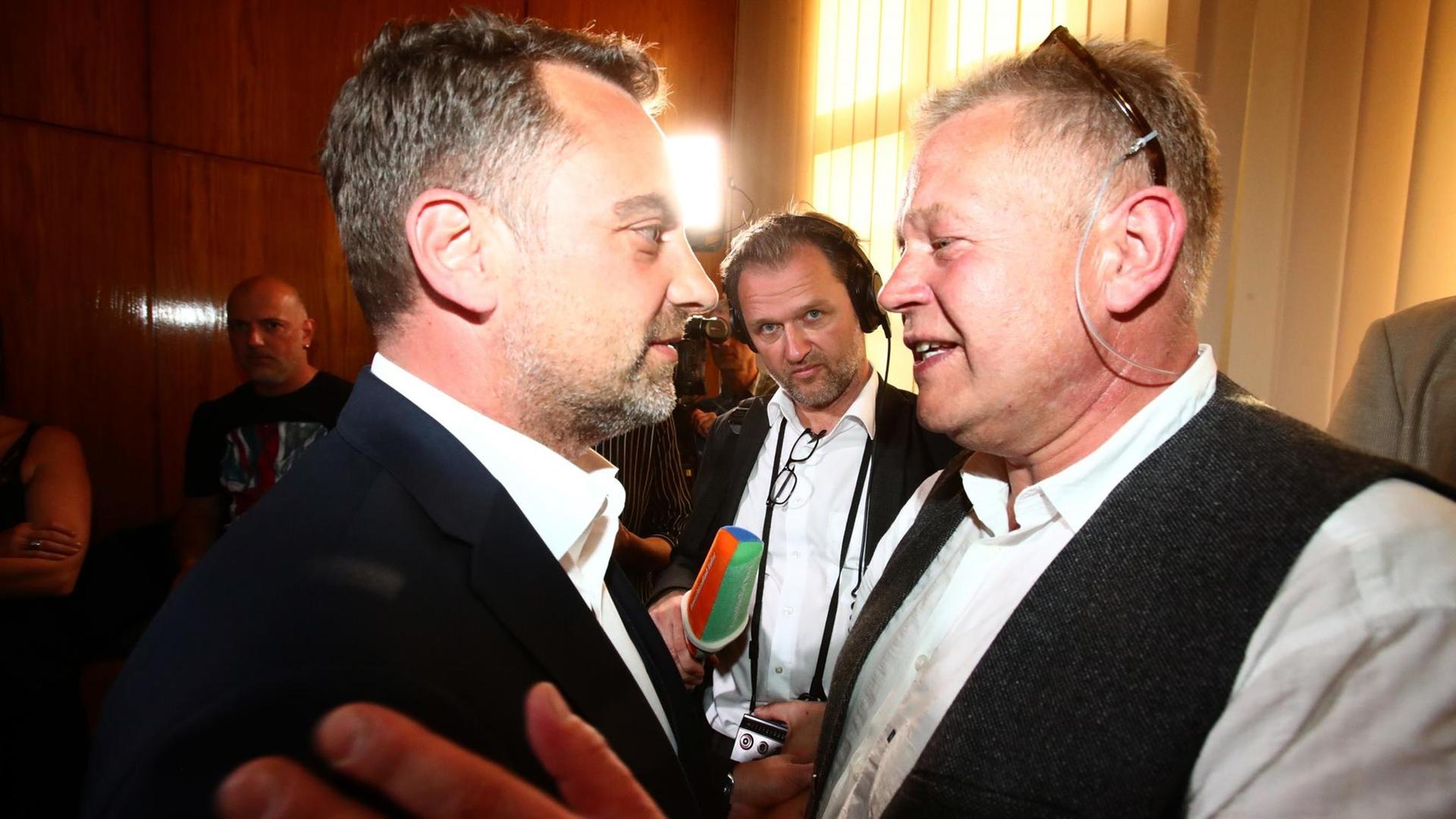 Thüringen, Gera: Dieter Laudenbach (AfD) gratuliert Julian Vonarb (parteilos) im Rathaus zur Wahl zum Oberbürgermeister von Gera