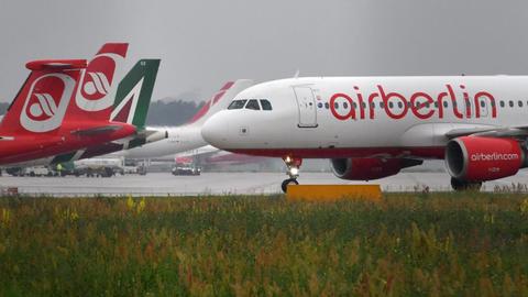 Eine Maschine der Luftfahrtlinie "Air Berlin" rollt am 16.08.2017 in Berlin zu einem Haltepunkt auf dem Flughafen Tegel.