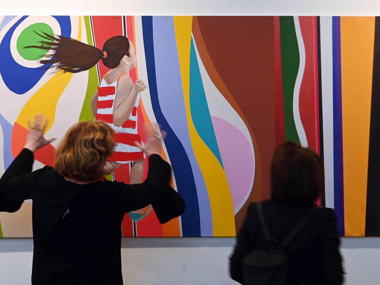 Bei der Kunstmesse "art Karlsruhe" wird das Werk "Family walking into stripes" von Bel Borba gezeigt.