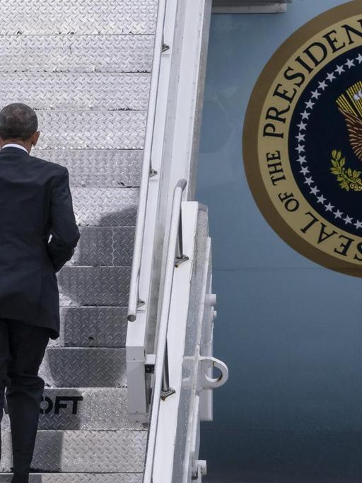 US-Präsident Barack Obama besteigt nach seinem Besuch in Berlin die Air Force One. Nach acht Jahren endet Obamas Amtszeit im Januar.