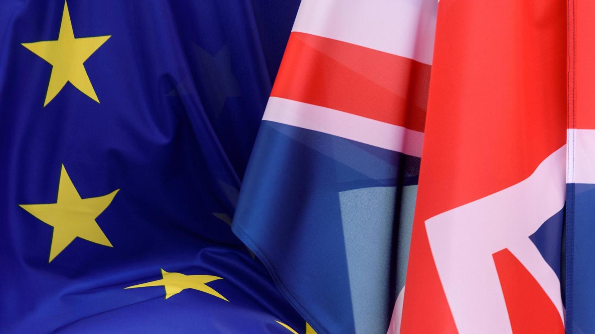 Die Flaggen der EU und Großbritanniens nebeneinander