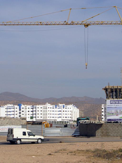 Zu sehen sind Kräne an einer Neubausiedlung, die in Marokko entsteht.