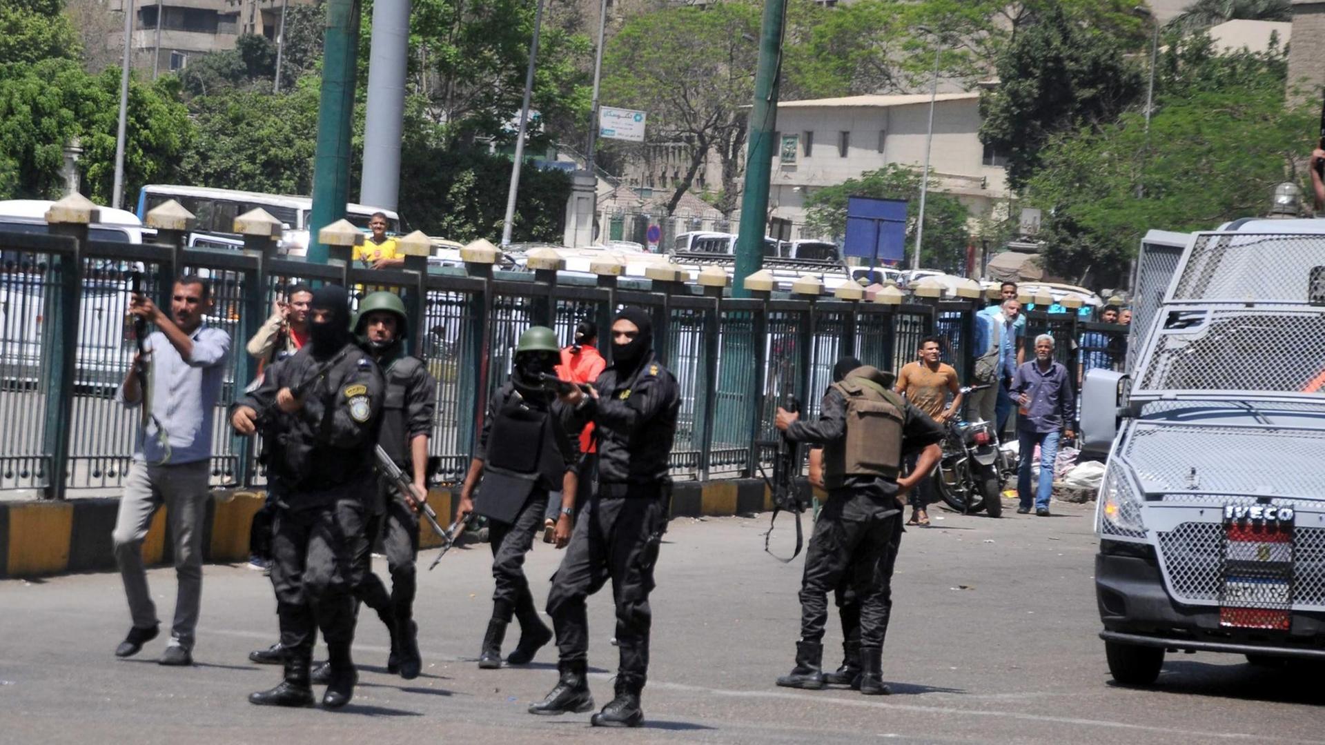 Demonstranten in Ägypten werden von Polizisten festgehalten. 