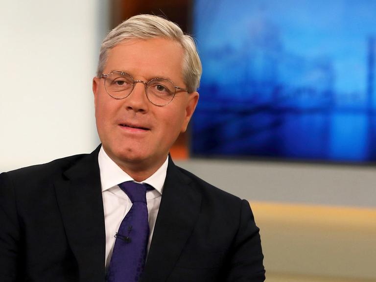 Norbert Röttgen sitzt im Studio der ARD-Talkshow "Anne Will" in Berlin.