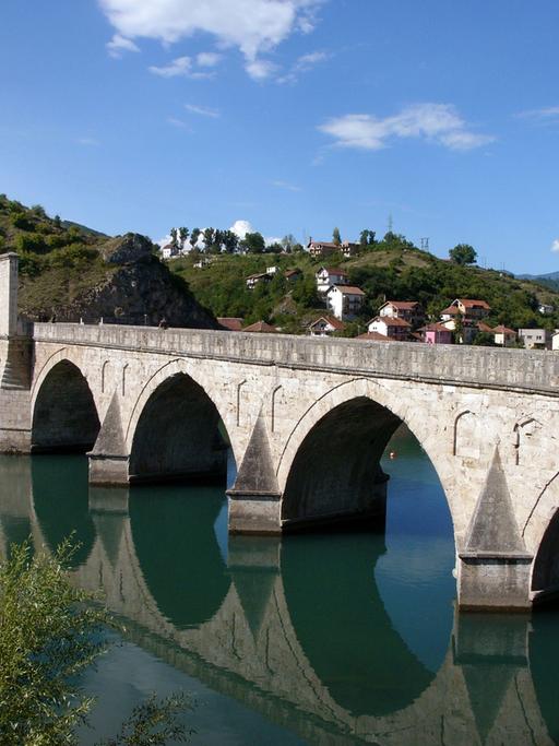 Blick auf die Drina-Brücke mit der bosnisch-herzegowinischen Stadt Visegrad im Hintergrund, aufgenommen am 02.09.2004.