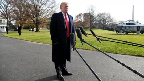 Der US-Präsident Donald J. Trump beantwortet Fragen der Presse - vor dem Weißen Haus.