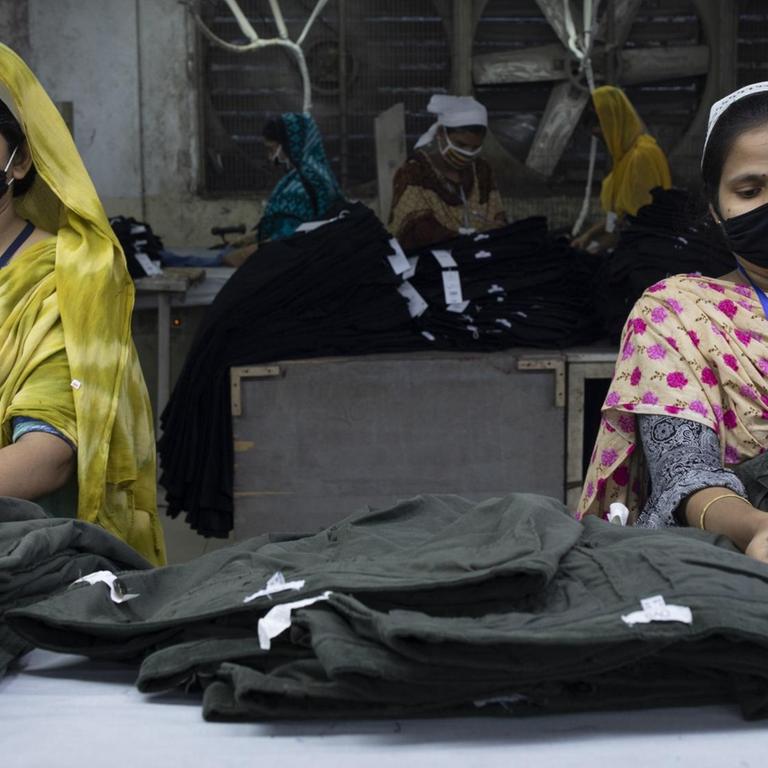 Bangladesch, Dhaka: Frauen arbeiten in einer Textilfabrik. Nach China ist Bangladesh der zweitgrößte Produzent von Textilien. Die Arbeitsbedingungen und der Umweltschutz der dortigen Produktion gibt immer wieder Anlass zur Kritik. In Bangladesch haben tausende Fabrikbeschäftigte - hauptsächlich Frauen - durch die Corona-Krise ihre Jobs verloren, nachdem internationale Modeketten coronabedingt viele Aufträge stornierten. 
