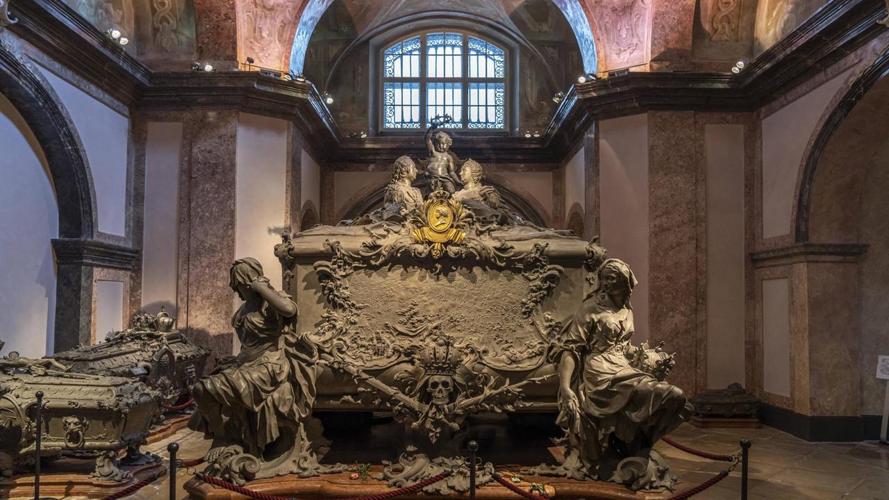 Reich verziertes Grab von Kaiserin Maria Theresia in der Wiener Kapuzinergruft.
