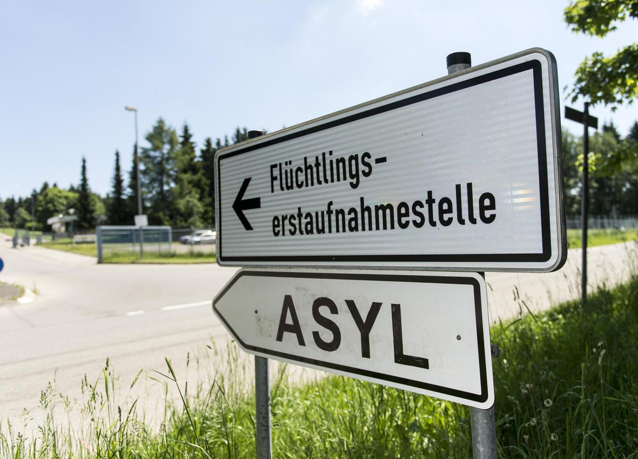 Ein Schild weisst am 05.06.2015 in Meßstetten (Baden-Württemberg) auf die Landeserstaufnahmeeinrichtung (LEA) für Flüchtlinge. 