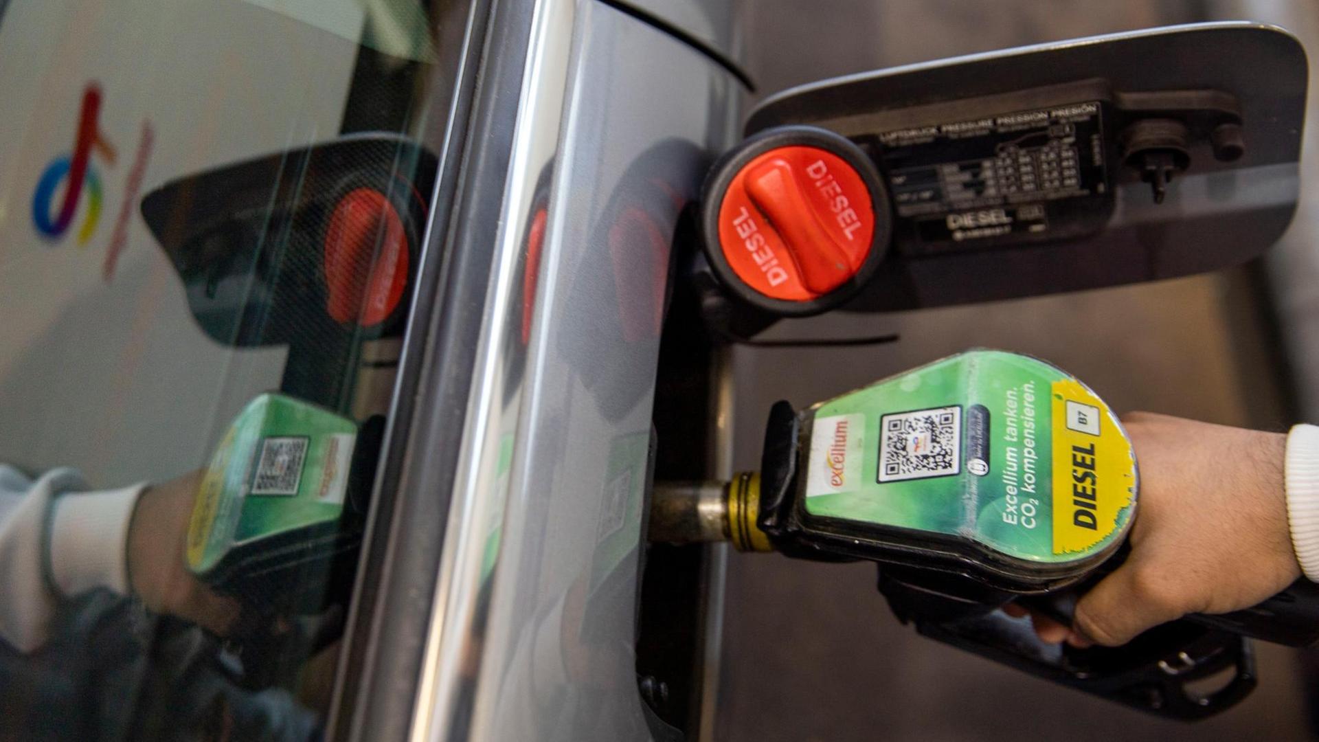 Ein Autofahrer betankt ein Auto mit dem Kraftstoff Diesel an einer Tankstelle des Mineralölkonzerns Total in der Chausseestrasse.