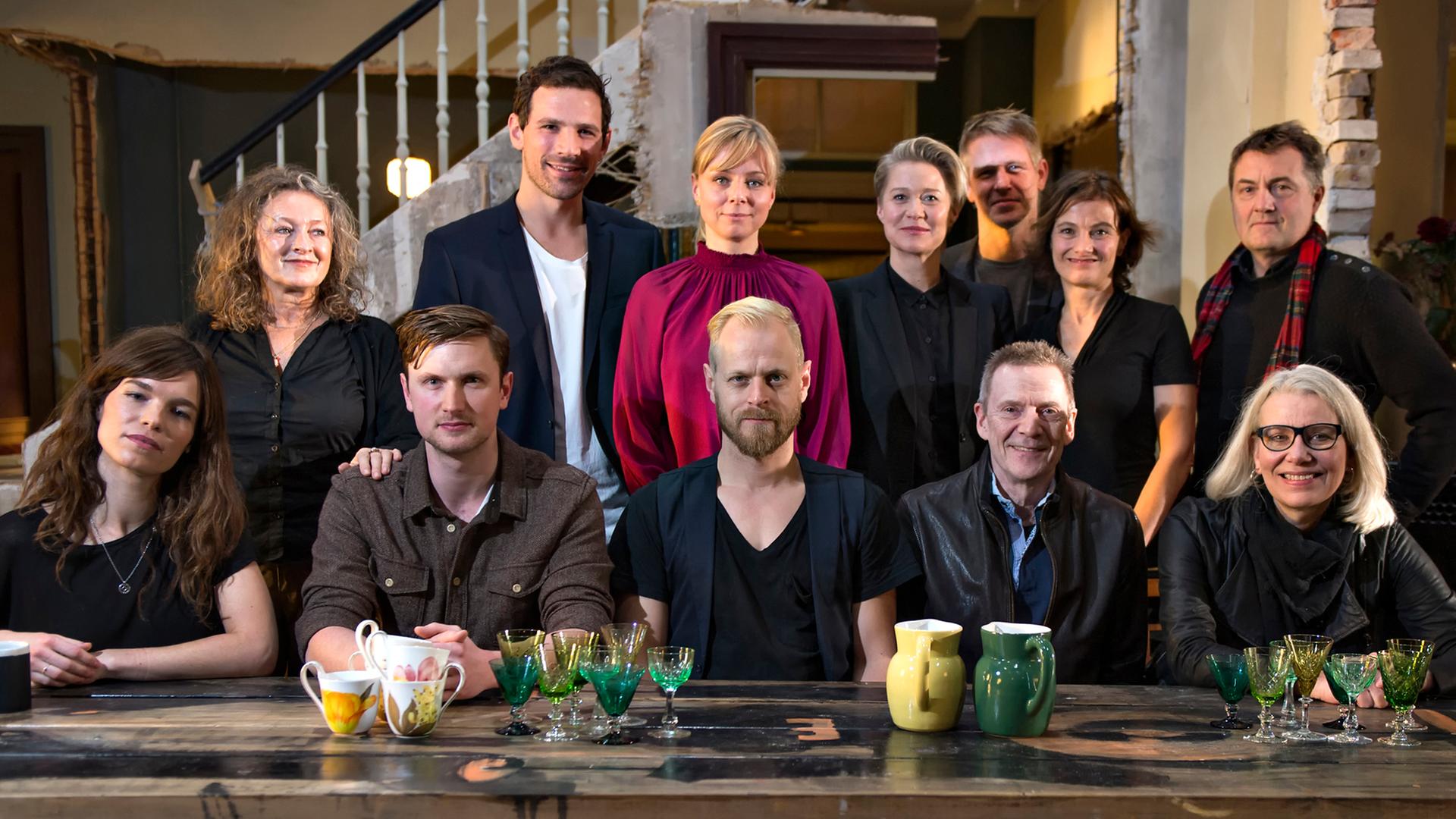 Die Schauspieler der dänischen Serie "Die Erbschaft" posieren für ein Foto.