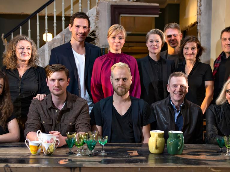 Die Schauspieler der dänischen Serie "Die Erbschaft" posieren für ein Foto.
