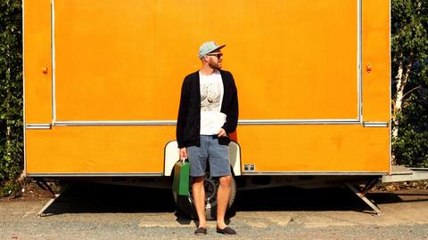 Flo Kreier vor einem Materialwagen auf dem Gelände des Panama Plus Festivals (Bild: Charly Krenz)
