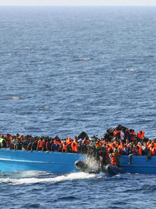 Am 21.06.2015 rettete die Fregatte Schleswig-Holstein vor der libyschen Küste Hunderte Menschen aus einem Holzboot.