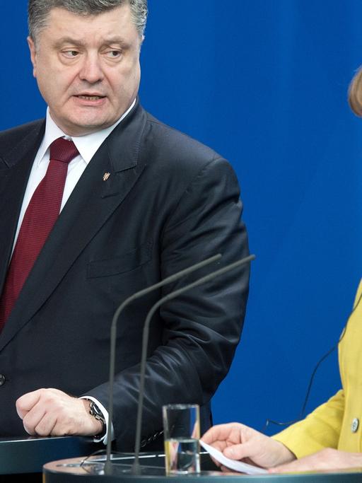 Der ukrainische Präsident Petro Poroschenko (li.) und Bundeskanzlerin Angela Merkel bei einer Pressekonferenz in Berlin.