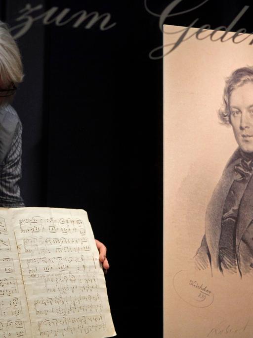 Noten, Schriften und die "Acta Privata" des Prozesses von Robert Schumann gegen den Vater seiner Braut Clara Wieck werden von einer Mitarbeiterin der Leipziger Universitäts-Bibliothek arrangiert.