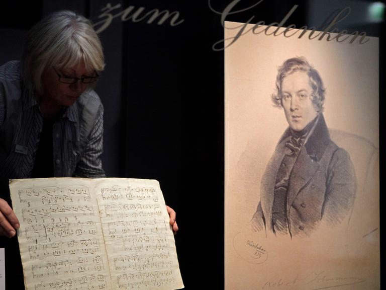 Noten, Schriften und die "Acta Privata" des Prozesses von Robert Schumann gegen den Vater seiner Braut Clara Wieck werden von einer Mitarbeiterin der Leipziger Universitäts-Bibliothek arrangiert.