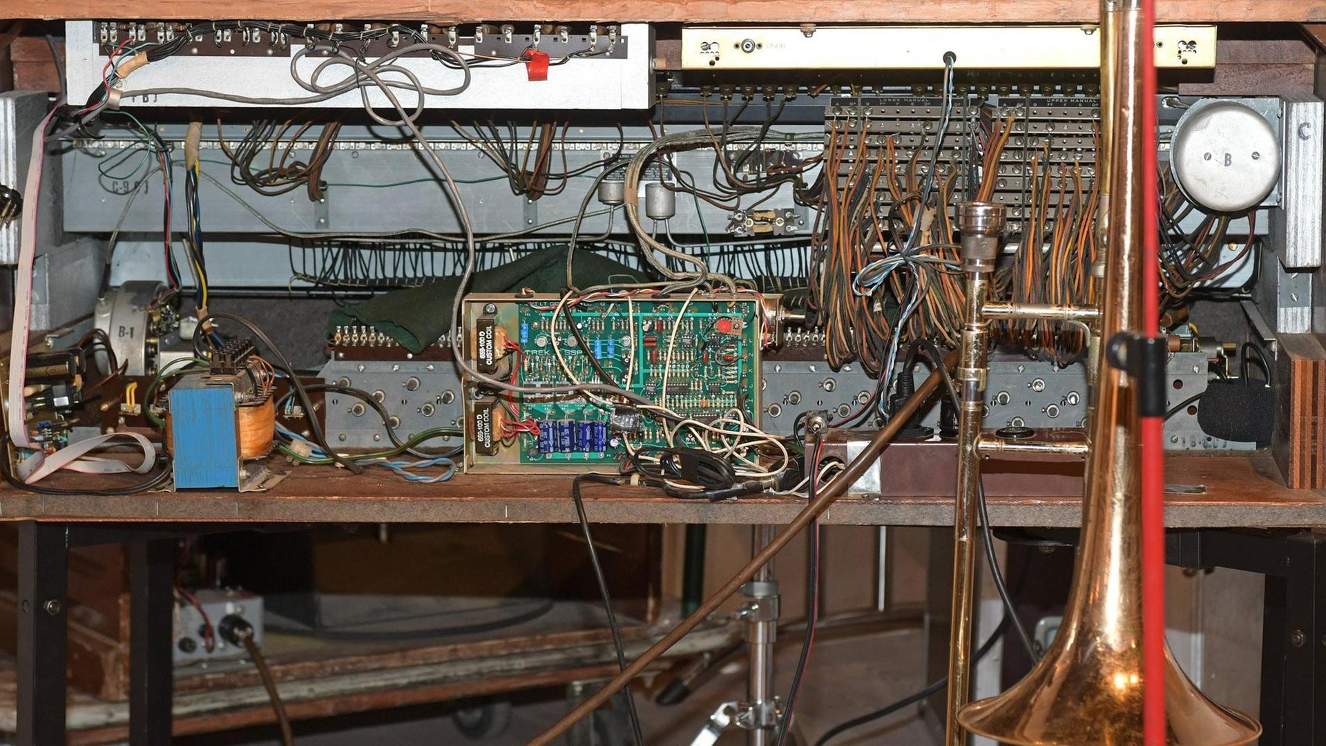 Dieses Bild zeigt das Innenleben einer Hammondorgel.
