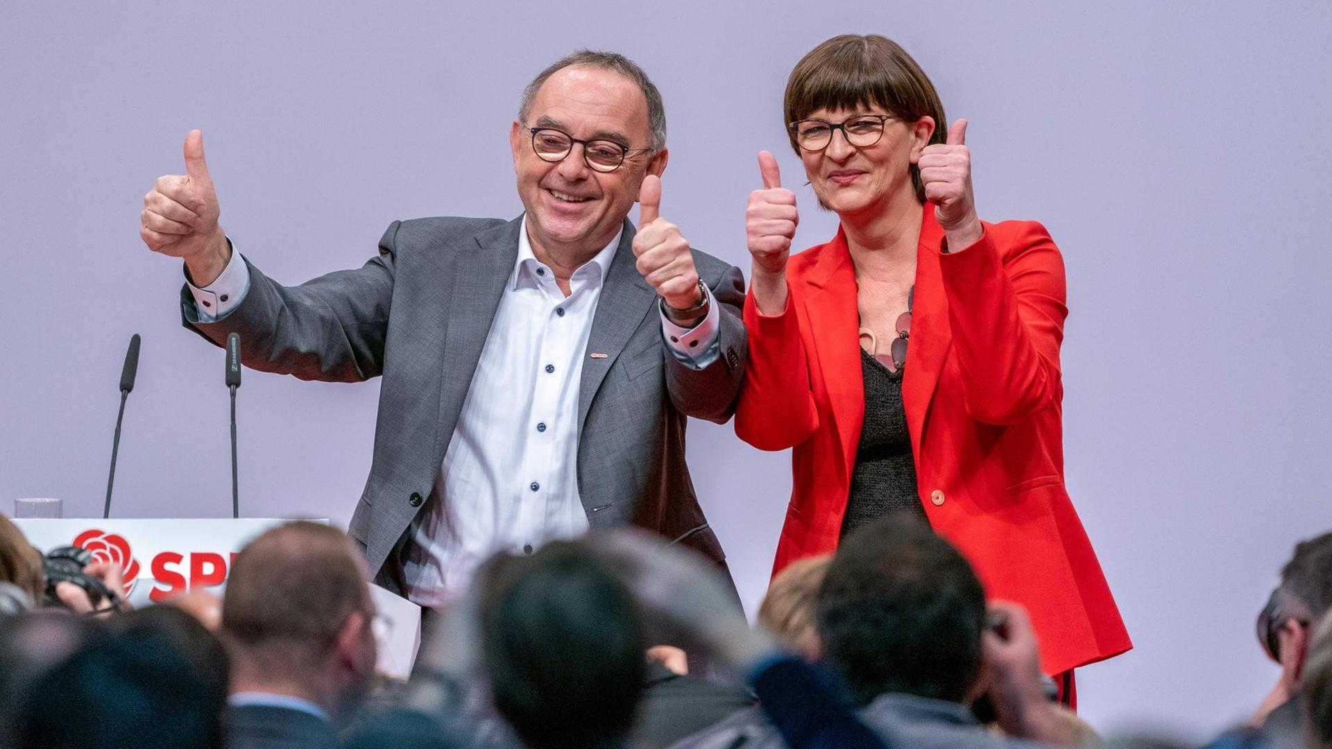 Saskia Esken und Norbert Walter-Borjans heben die Daumen als neugewählte SPD Bundesvorsitzende beim SPD-Bundesparteitag nach der Wahl. Michael Kappeler