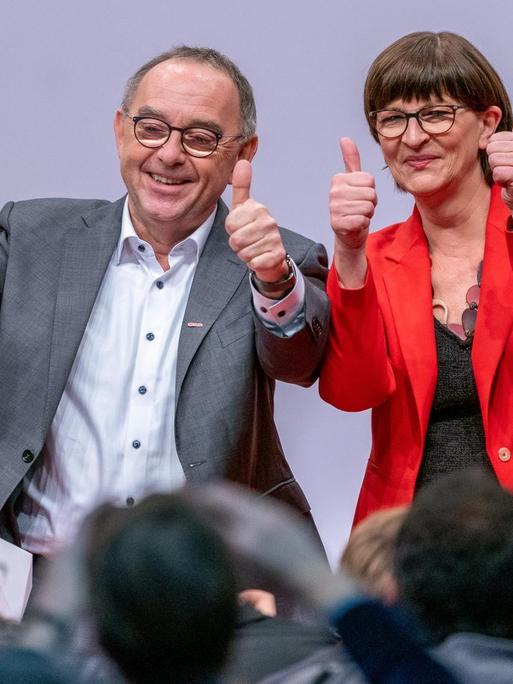 Auf dem Foto heben Saskia Esken und Norbert Walter-Borjans die Daumen als neugewählte SPD Bundesvorsitzende beim SPD-Bundesparteitag nach der Wahl.