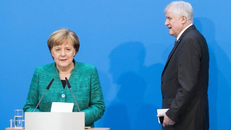 Angela Merkel, Horst Seehofer und Martin Schulz kommen zu einer Pressekonferenz zur Ankuendigung des Erreichten Kompromiss beim Koalitionsvertrag in der CDU-Bundesparteizentrale Konrad-Adenauer-Haus in Berlin am 7. Februar 2018 an. Koalitionsverhandlungen in Berlin ***