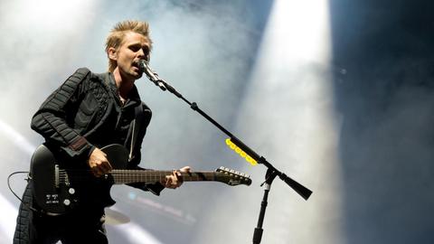 Der Sänger Matthew Bellamy von der britischen Band Muse steht beim Musikfestival "Rockavaria" auf der Bühne.