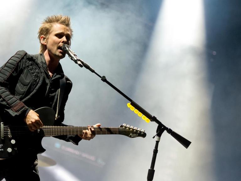 Der Sänger Matthew Bellamy von der britischen Band Muse steht beim Musikfestival "Rockavaria" auf der Bühne.