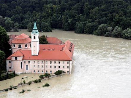 Das Donauhochwasser schlängelt sich am Kloster Weltenburg in Bayern vorbei. Das Donauhochwasser schlängelt sich am Kloster Weltenburg in Bayern vorbei.