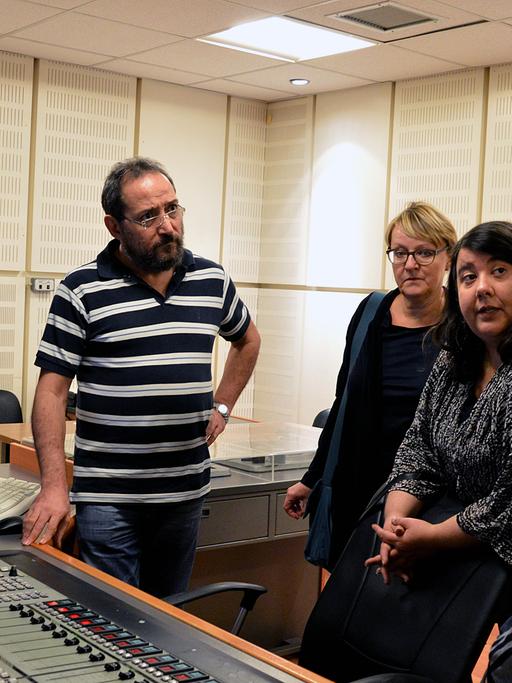 Unser griechische Kollege Ioannis Karkaletsi weist Britta Bürger, Katja Barton und Panajotis Gavrilis ein (von links).