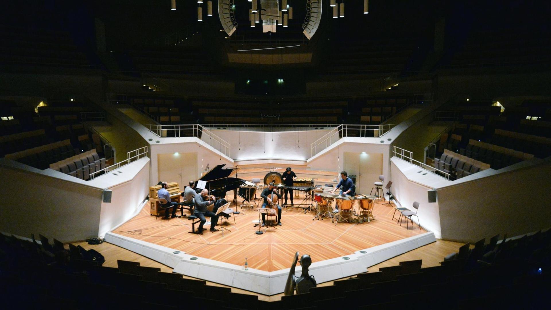 Musiker auf der Bühne des Kammermusiksaales der Berliner Philharmonie