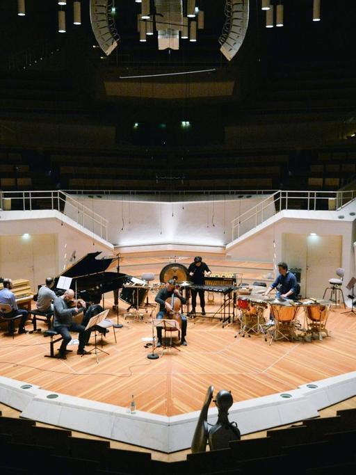 Musiker auf der Bühne des Kammermusiksaales der Berliner Philharmonie