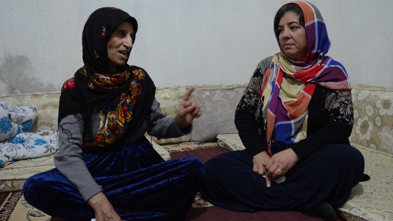 Emine Aslan (r.) zu Besuch bei einer Freundin in Kobane.