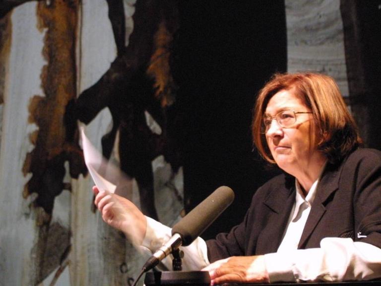 Die Autorin Christa Wolf bei einer szenischen Lesung ihrer Erzählung Medea im Berliner Ensemble 2002.