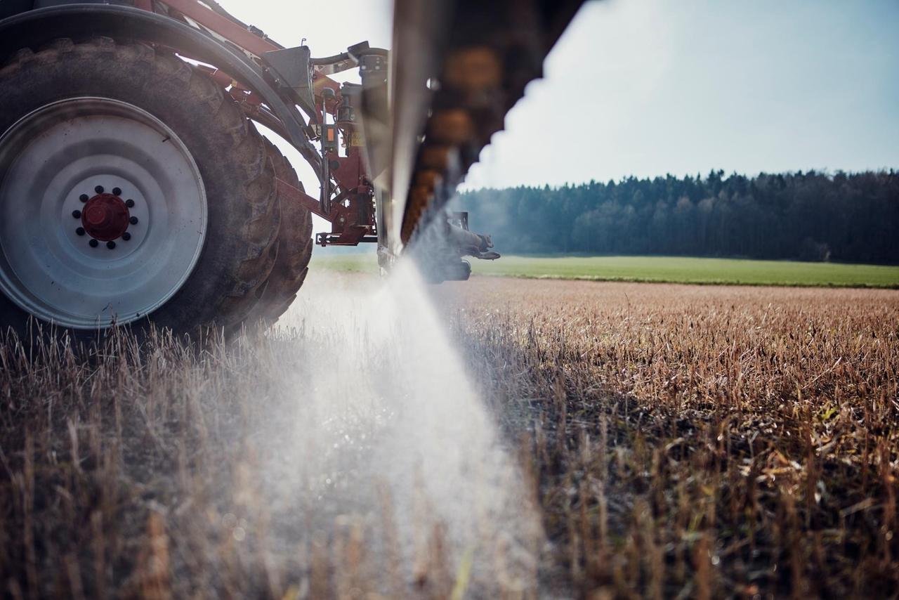 Ein Traktor fährt bei Göttingen (Niedersachsen) über ein Feld und bringt Glyphosat aus. Glyphosat kommt in der Regel als Nacherntebehandlung bzw. vor der Aussaat zum Einsatz. Das Pestizid dient zur Unkrautbekämpfung in der Landwirtschaft. 