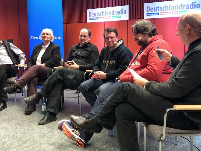 "Das Kulturgespräch" auf dem 33. Chaos Communication Congress in Hamburg. Thema: Aus der Traum - Kann das Internet die Welt noch retten?